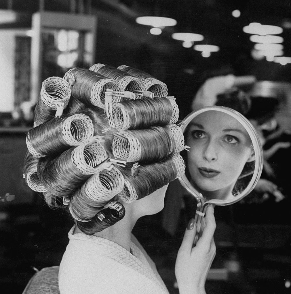 Ilyen szépségpraktikákkal kínozták magukat régen a nők