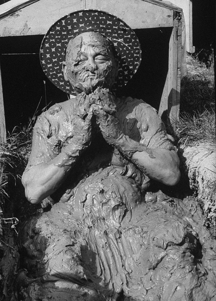 Ilyen szépségpraktikákkal kínozták magukat régen a nők