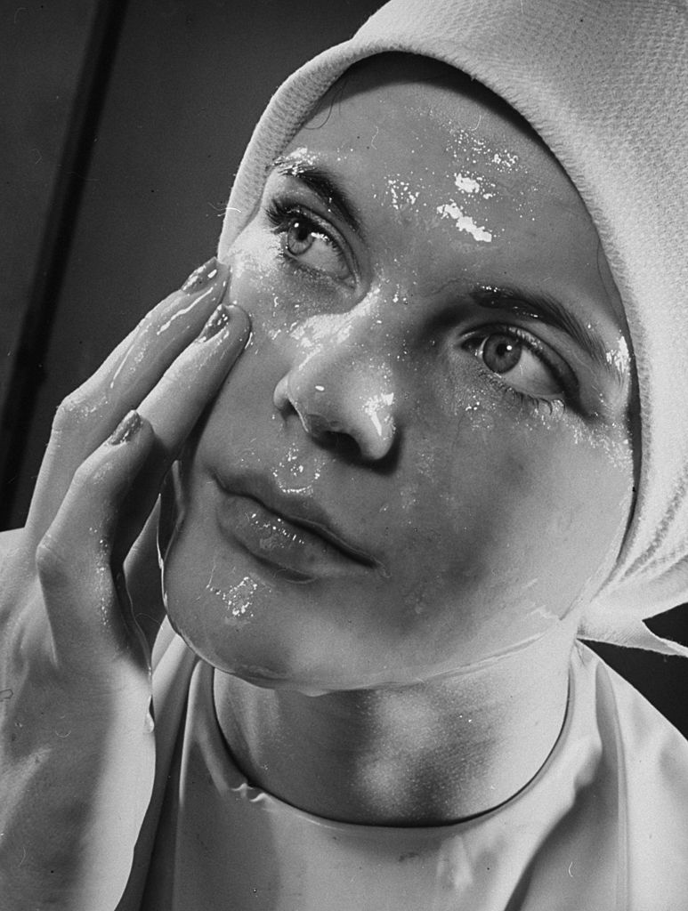 Ilyen szépségpraktikákkal kínozták magukat régen a nők