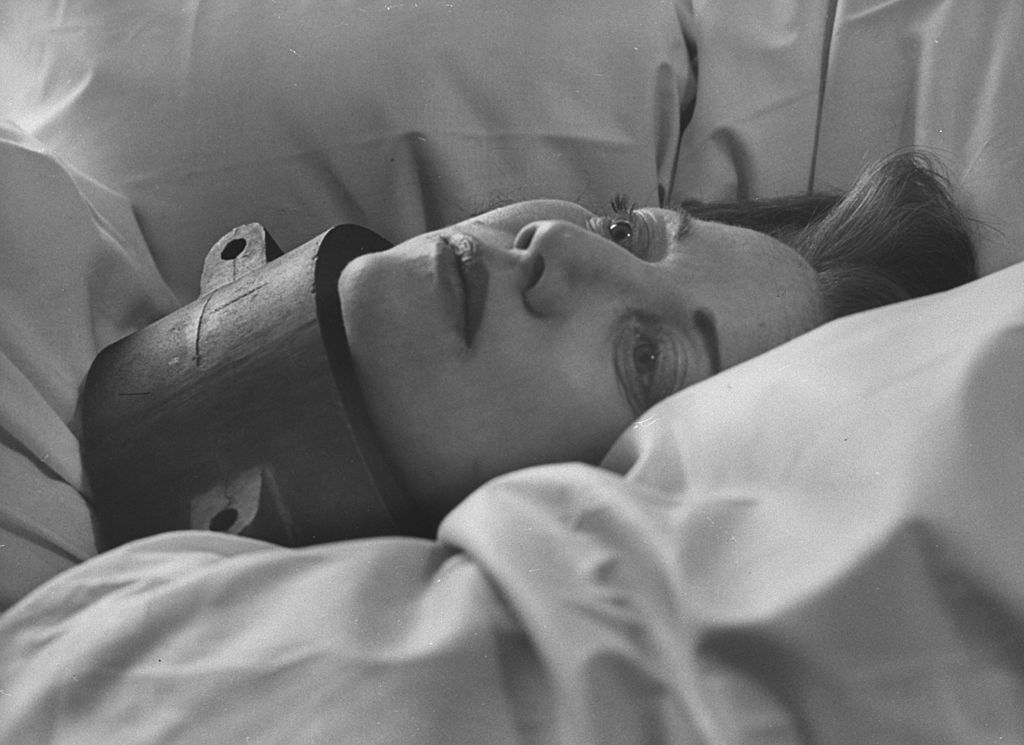 Ilyen szépségpraktikákkal kínozták magukat régen a nők