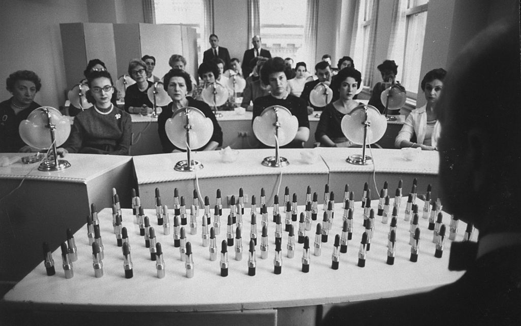 Ilyen szépségpraktikákkal kínozták magukat régen a nők