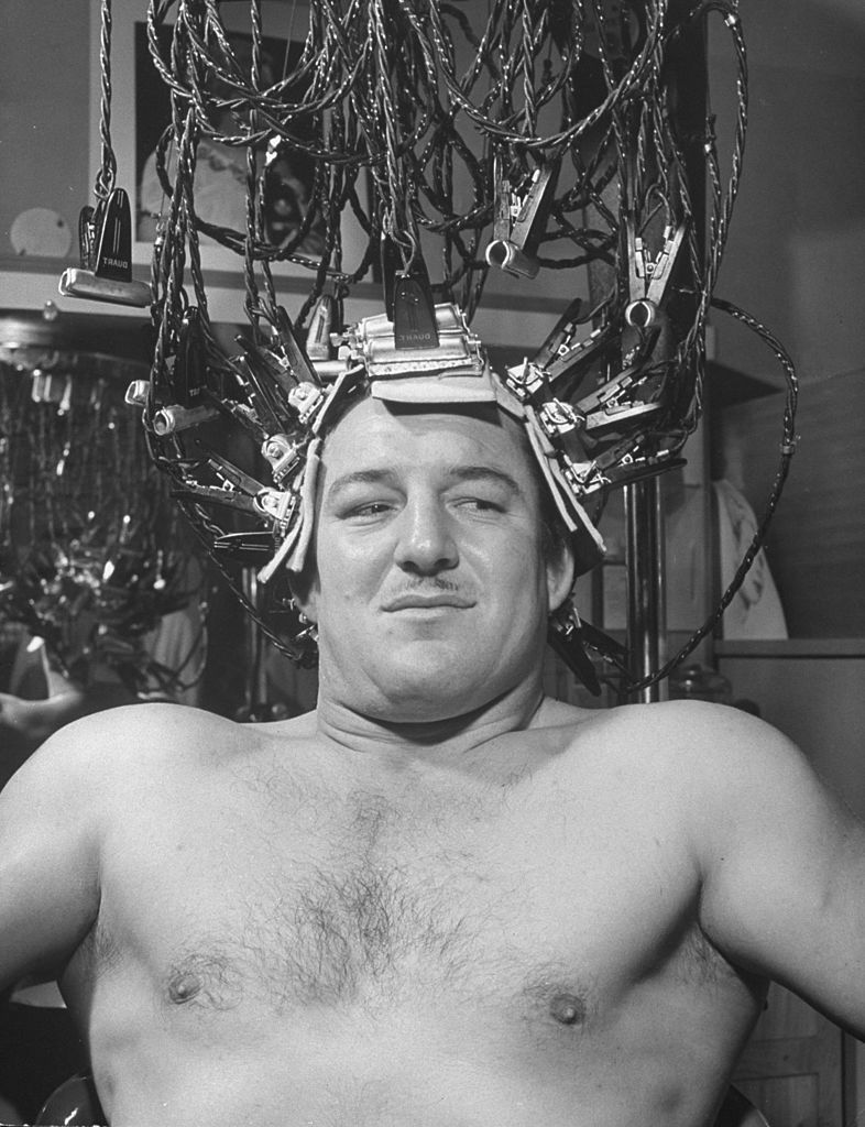 Ilyen szépségpraktikákkal kínozták magukat régen a nők