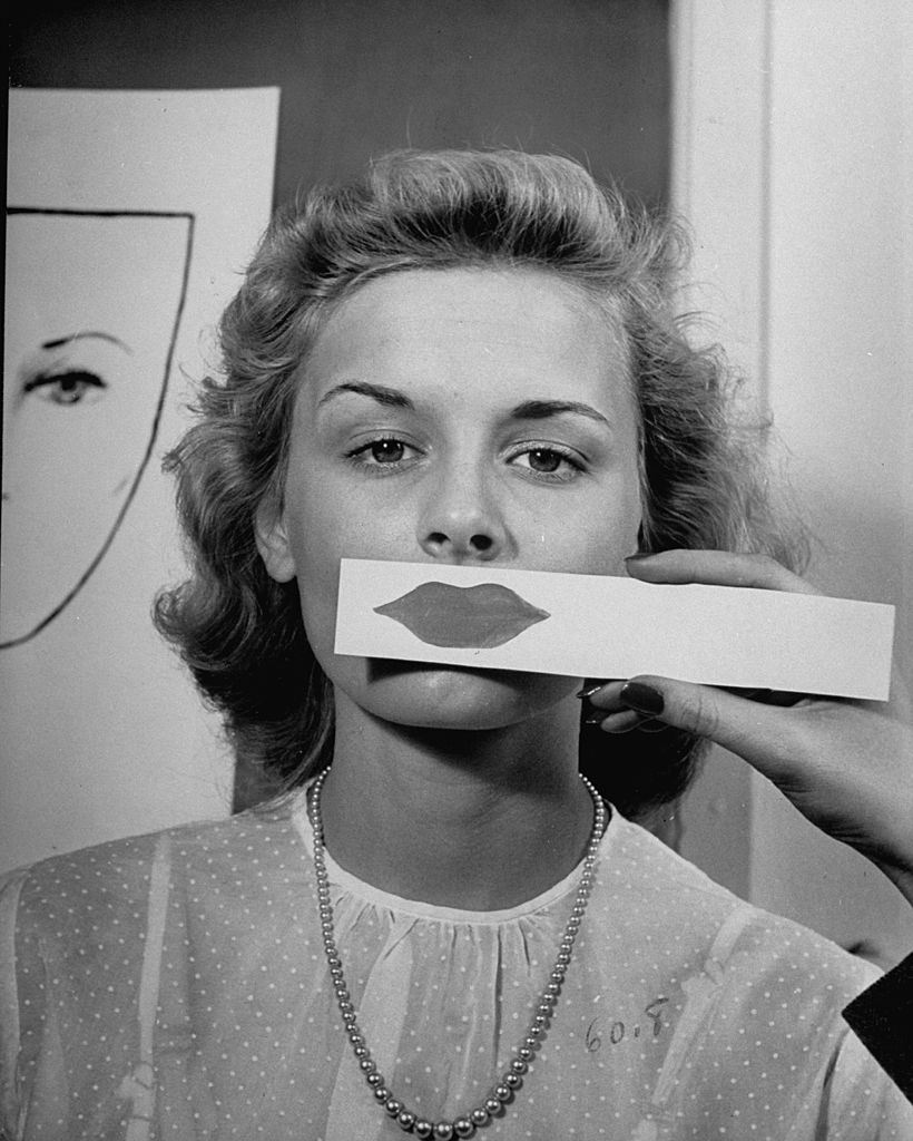 Ilyen szépségpraktikákkal kínozták magukat régen a nők