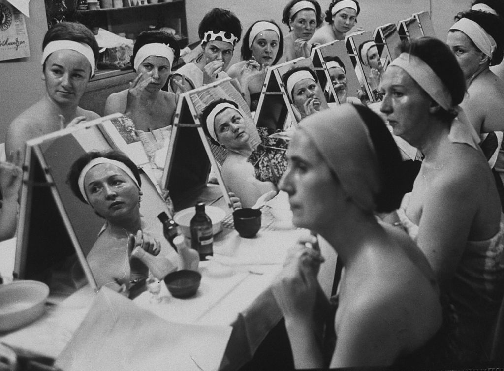 Ilyen szépségpraktikákkal kínozták magukat régen a nők