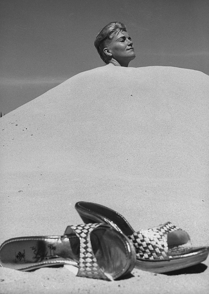 Ilyen szépségpraktikákkal kínozták magukat régen a nők