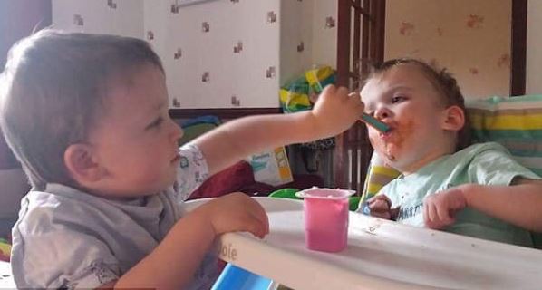 Leolvasztja az internetet az egymás kezét fogó ikerpár fotója Leolvasztja az internetet az egymás kezét fogó ikerpár fotója