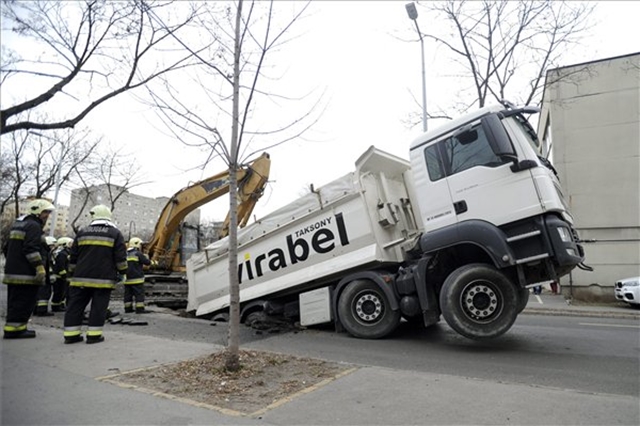 Teherautót nyelt el a föld Budapesten - fotók