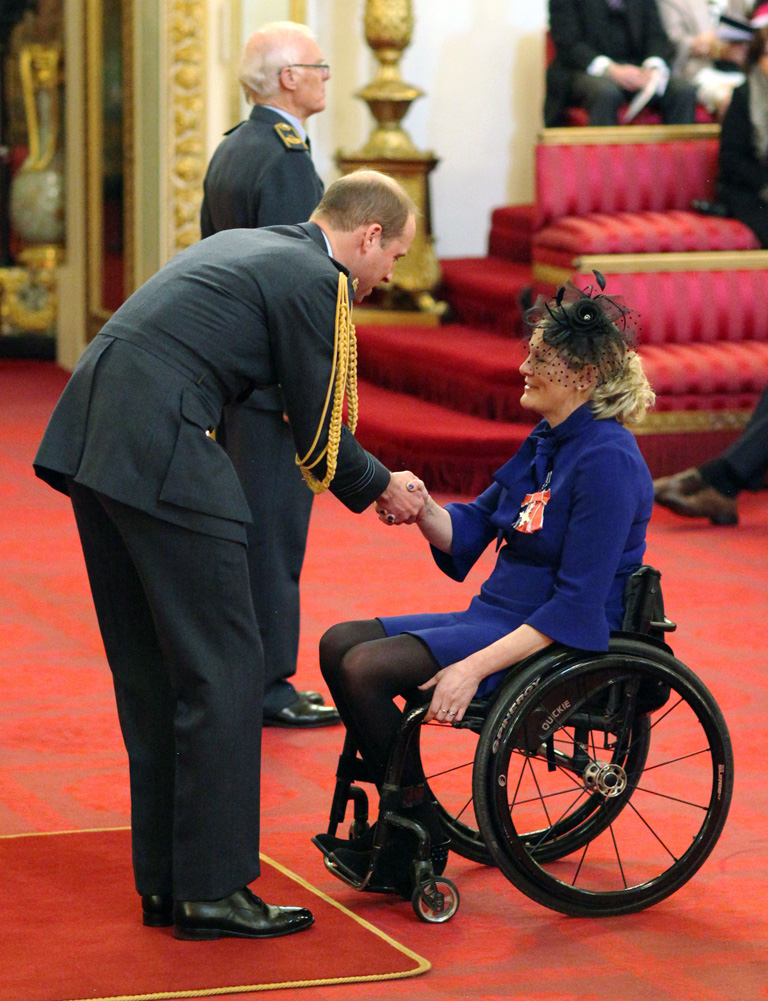 Vilmos herceg gratulál a kitüntetéshez