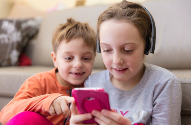 Nem mindegy, mikor kapja a gyerek az első mobilt