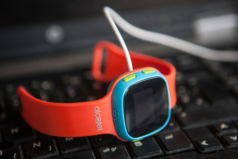 USB-kábel segítségével tölthető, akár 96 órán át rendelkezésre áll (Fotó: Leéb Ádám)