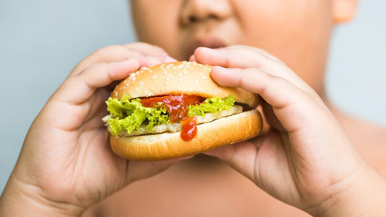 A túlsúlyos szülőknek nem tűnik fel, ha el van hízva a gyerek