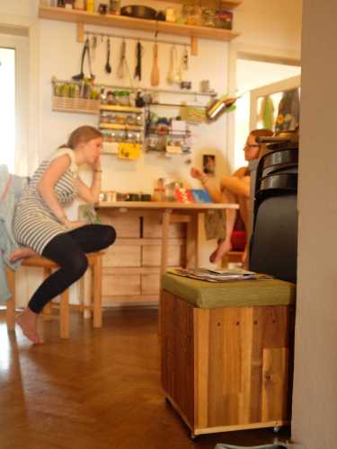 A bútornak beillő faláda nem használt holmikat, hanem gilisztákat rejt