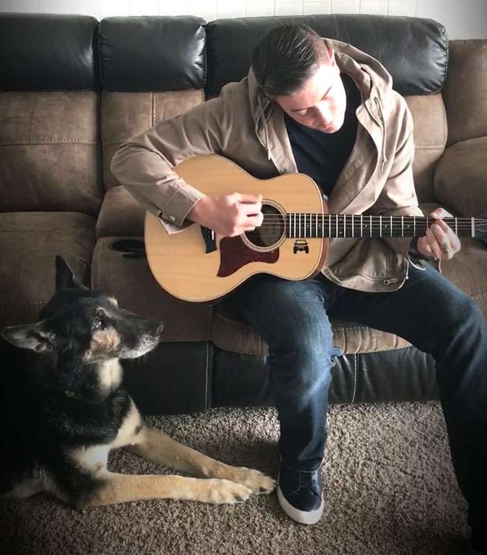 Az utolsó pillanatig kitartott szolgálati kutyája mellett a katona