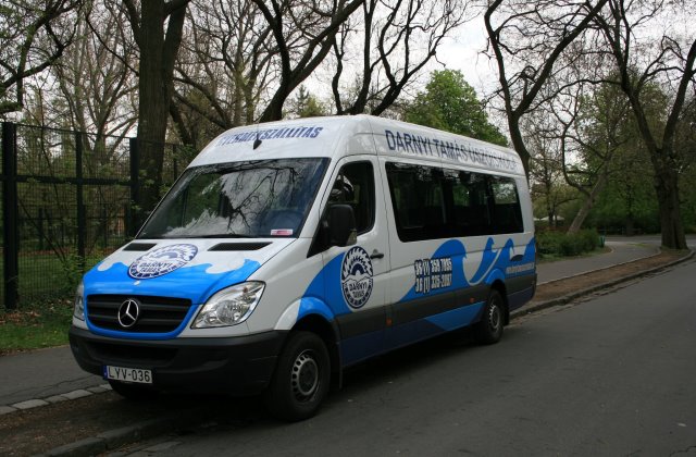 Mobilmedence építésével oldják meg az uszodaharcot