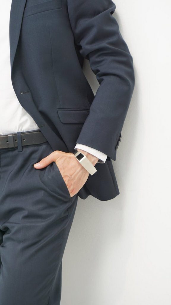 Ezzel a karkötővel az apukák is kivehetik a részüket a terhességből