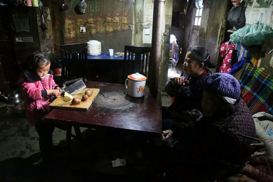 Megható: az 5 éves unoka gondoskodik a nagyijáról