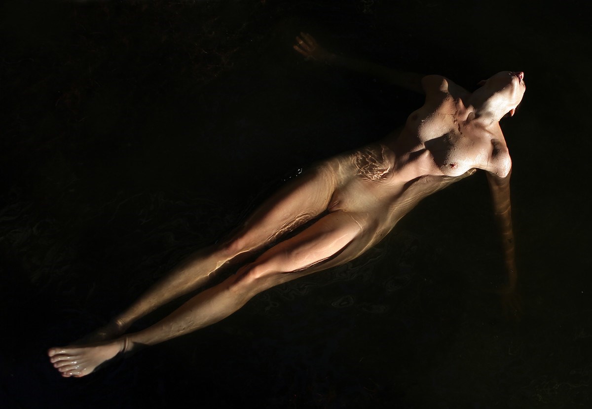 A fotós aktfotókkal segít a nőknek, hogy megszeressék magukat