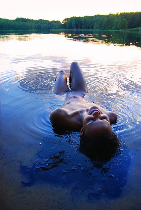 A fotós aktfotókkal segít a nőknek, hogy megszeressék magukat