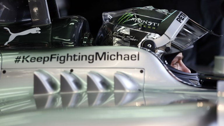 A #KeepFightingMichael felirat a 2014-es Mercedesen