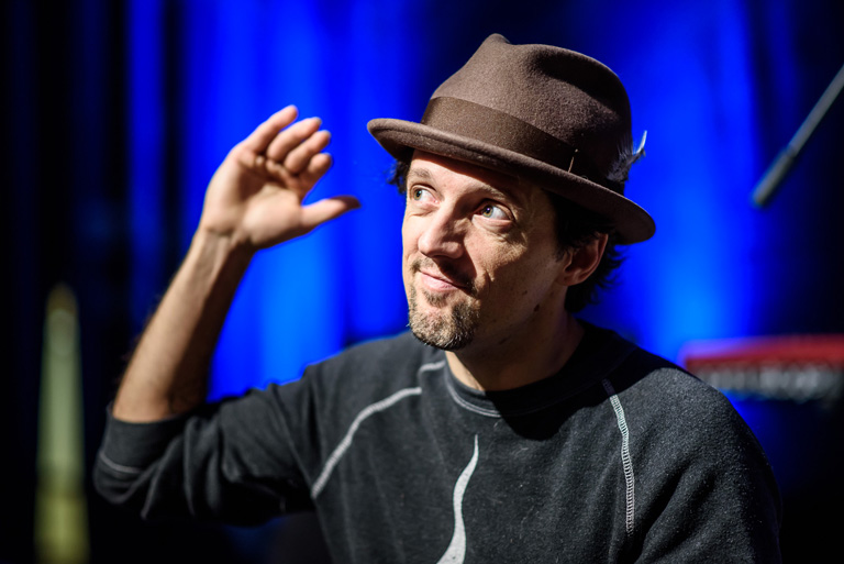 Egy jóképű, vegán, szörfös, aki egy szál gitárral hódította meg a világot – Ismerd meg Jason Mraz-t!