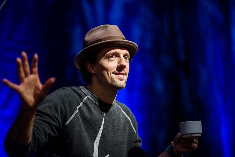 Egy jóképű, vegán, szörfös, aki egy szál gitárral hódította meg a világot – Ismerd meg Jason Mraz-t!