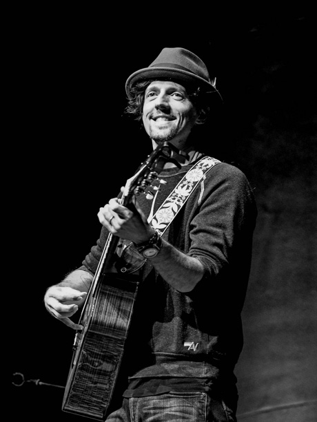 Egy jóképű, vegán, szörfös, aki egy szál gitárral hódította meg a világot – Ismerd meg Jason Mraz-t!