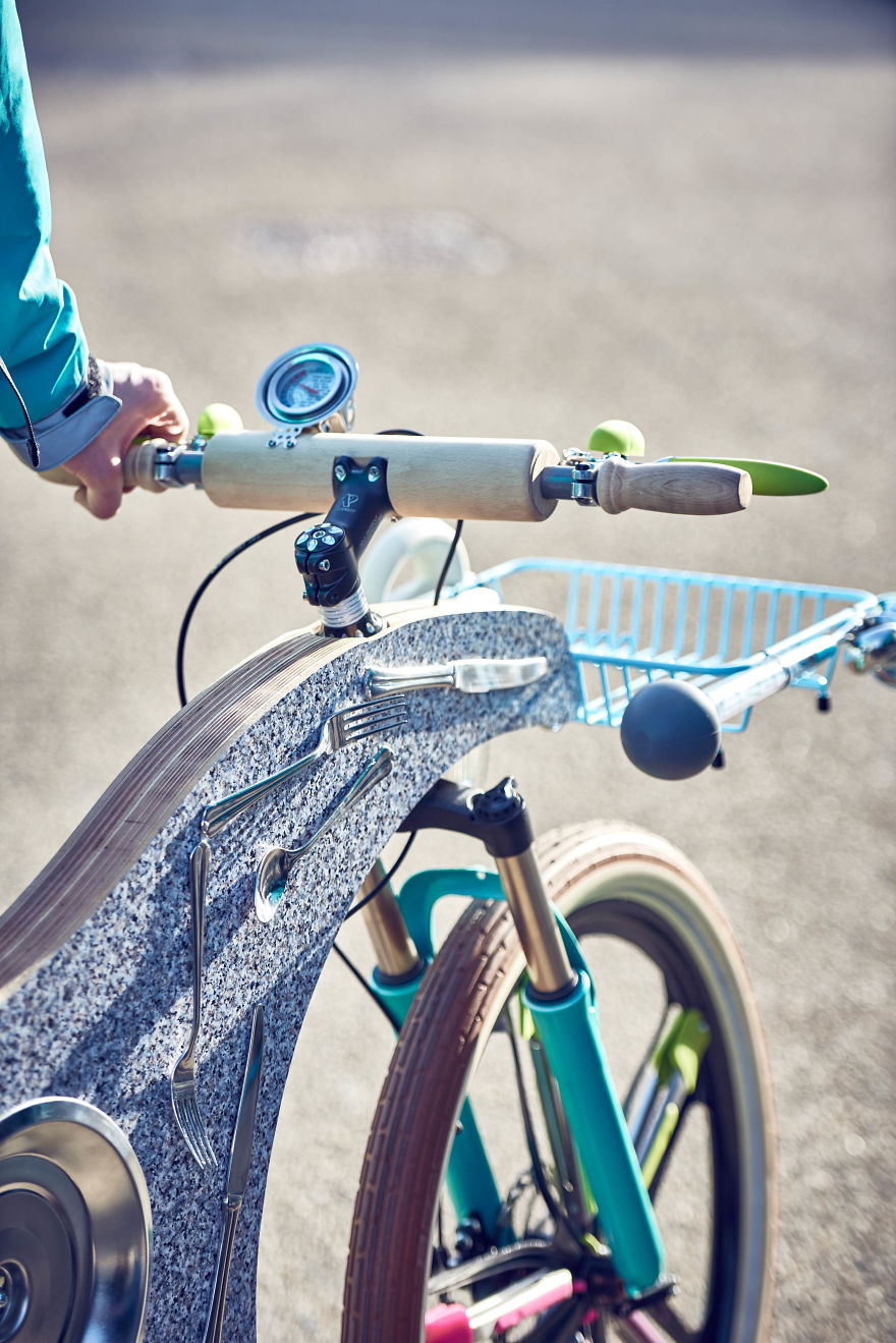 74 konyhai eszközből építettek biciklit