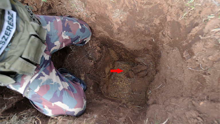 Tűzszerész a bombával - MTI Fotó: Mihádák Zoltán