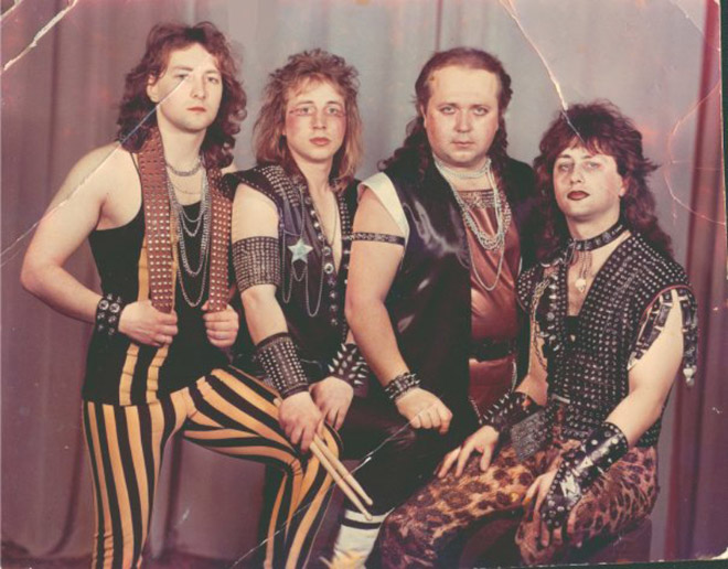 Szegecses bőr alsó és kereszt fülbevaló - van cikibb dolog, mint a glam rock?