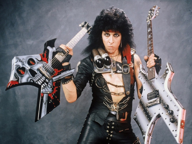 Szegecses bőr alsó és kereszt fülbevaló - van cikibb dolog, mint a glam rock?