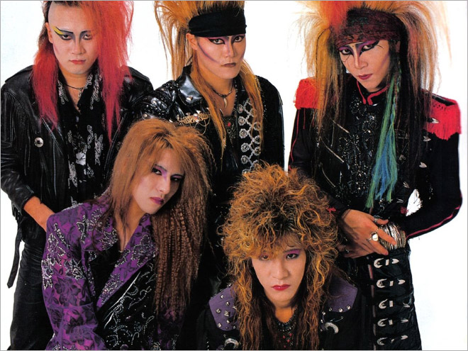 Szegecses bőr alsó és kereszt fülbevaló - van cikibb dolog, mint a glam rock?