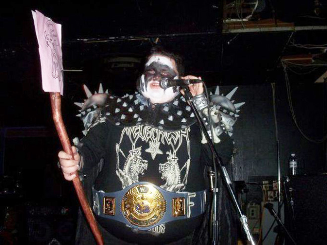 Szegecses bőr alsó és kereszt fülbevaló - van cikibb dolog, mint a glam rock?