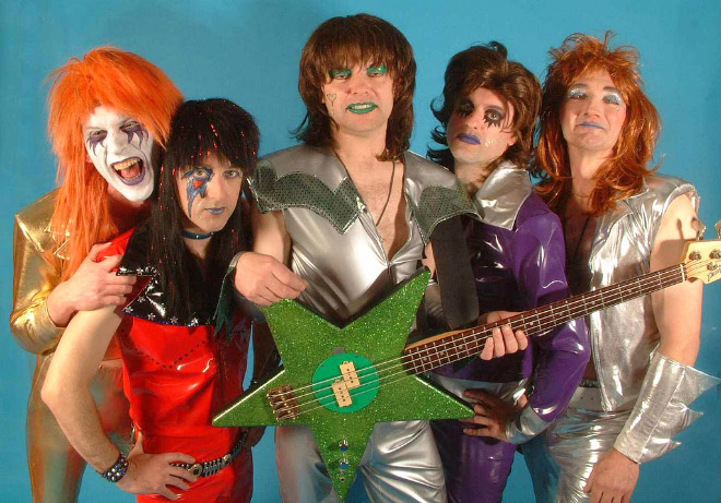 Szegecses bőr alsó és kereszt fülbevaló - van cikibb dolog, mint a glam rock?