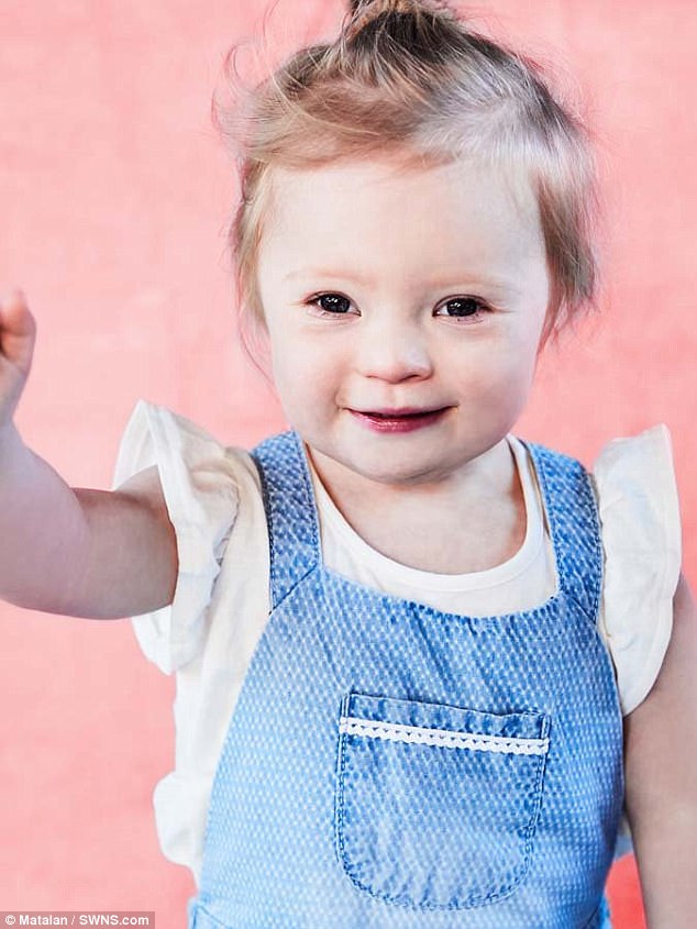 Down-szindrómás kétéves lett az áruház arca