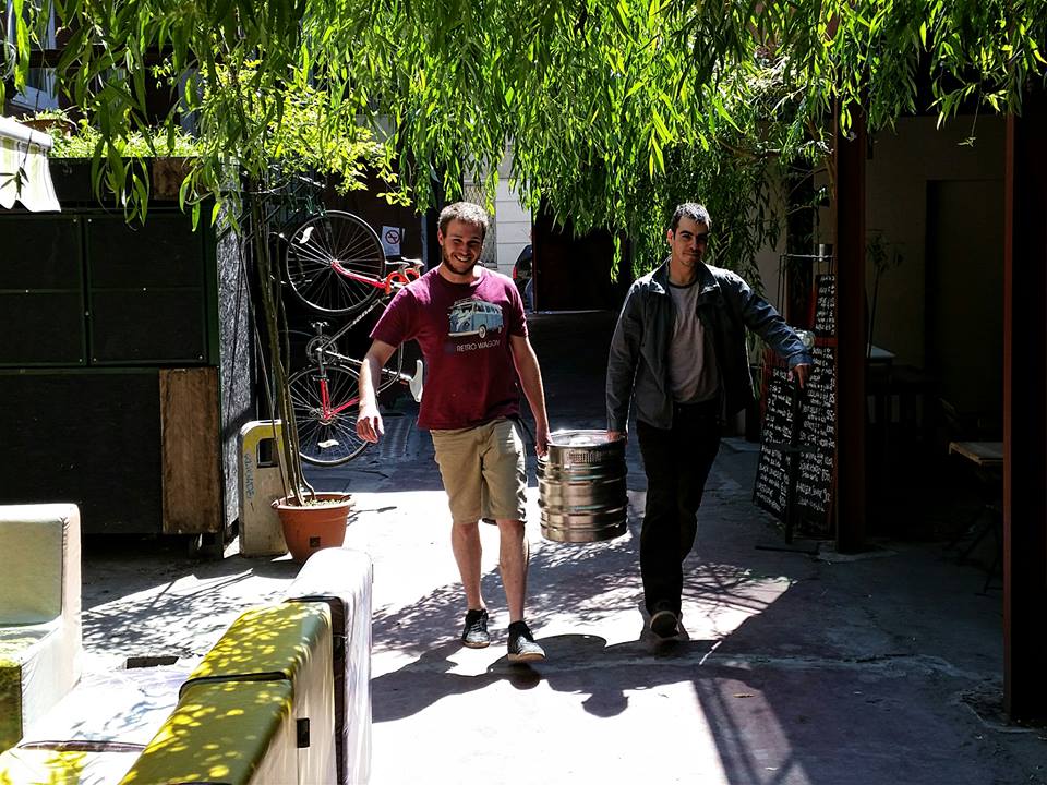 Egy pesti pincehelyiségben indult el a Hübris...