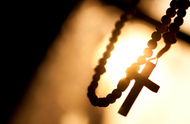 Gimnazista fiúval lehetett kapcsolata a plébánosnak