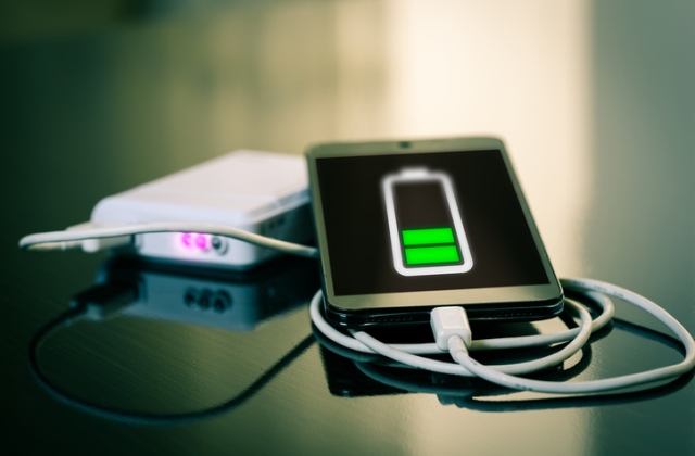 Áramütést szenvedett a 32 éves férfi, mert fürdés közben töltötte a mobilját