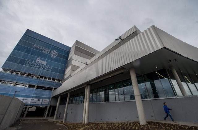 Lyuk tátongott a Duna Aréna padlóján