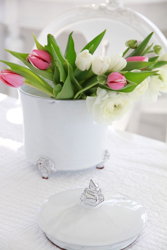 Miért tennéd tulipánodat egy egyszerű vázába, ha kéznél van a nagyi porcelánja is? Miért tennéd tulipánodat egy egyszerű vázába, ha kéznél van a nagyi porcelánja is?