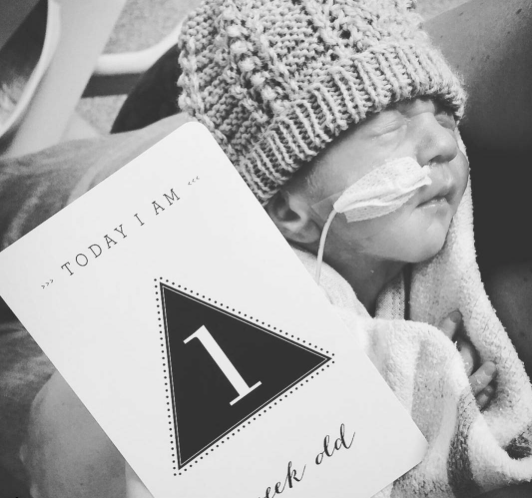 A koraszülött babák nagy mérföldköveihez tervezett kártyákat az anyuka