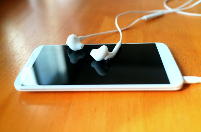 Följelentette anyját a tini, mert elvette tőle mobilját