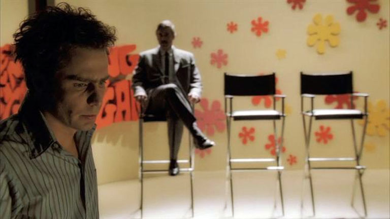 A Barrist alakító Sam Rockwell és George Clooney az Egy veszedelmes elme vallomásai egyik jelenetében