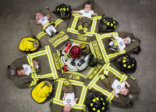 Csodás fotóval ünnepli a tűzoltóegység, hogy hat munkatársuk is apa lett Csodás fotóval ünnepli a tűzoltóegység, hogy hat munkatársuk is apa lett
