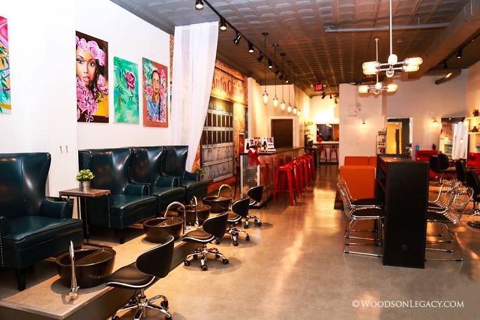 Ezek a csajok megcsinálják a hajad és közben megszerelik a kocsidat is