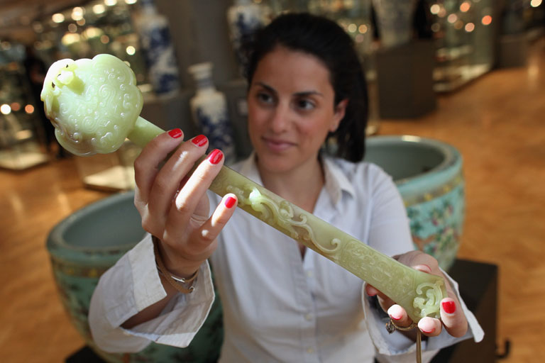 Sárga jade kő egy londoni kiállításon (Fotó: Getty Images/Dan Kitwood)