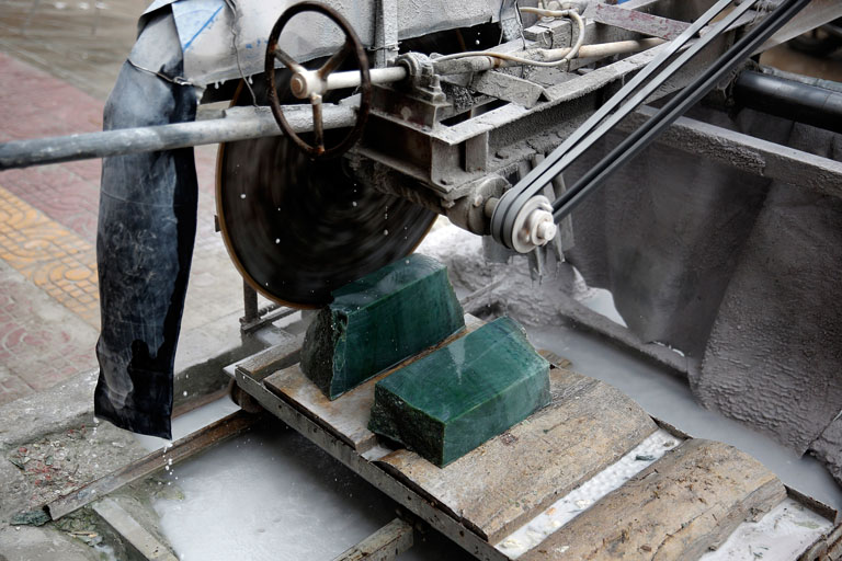 Jade követ vágnak géppel a zhenping gyárban, Kínában (Fotó: Getty Images)