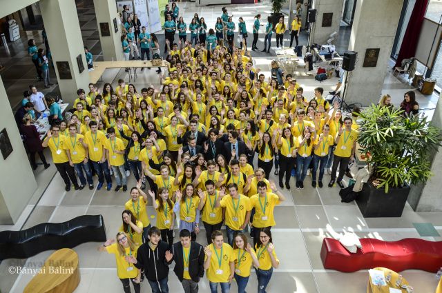 Önkéntes orvostanhallgatók segítenek a magyar középiskolásoknak