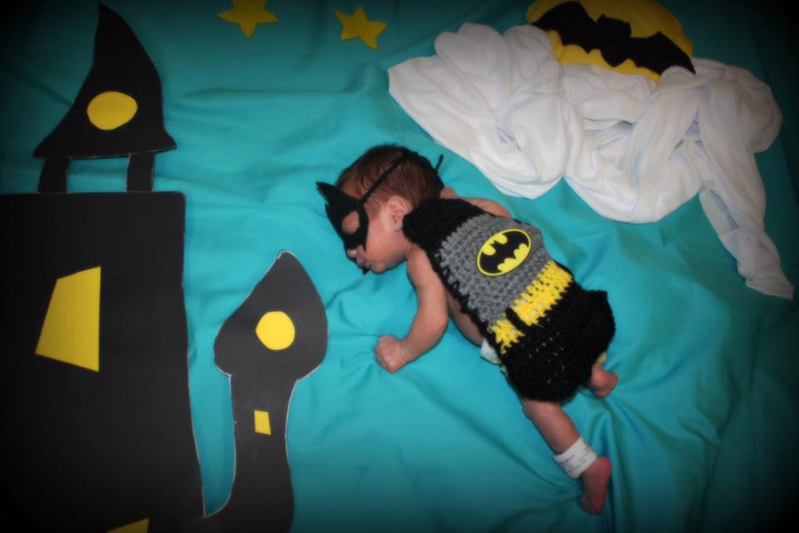 Apró szuperhősök - imádni való jelmezekbe öltöztette a korababákat egy nővér