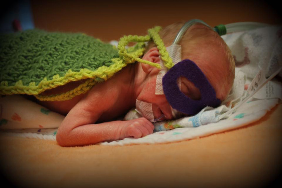 Apró szuperhősök - imádni való jelmezekbe öltöztette a korababákat egy nővér