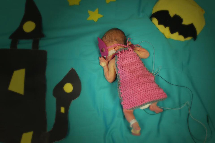 Apró szuperhősök - imádni való jelmezekbe öltöztette a korababákat egy nővér